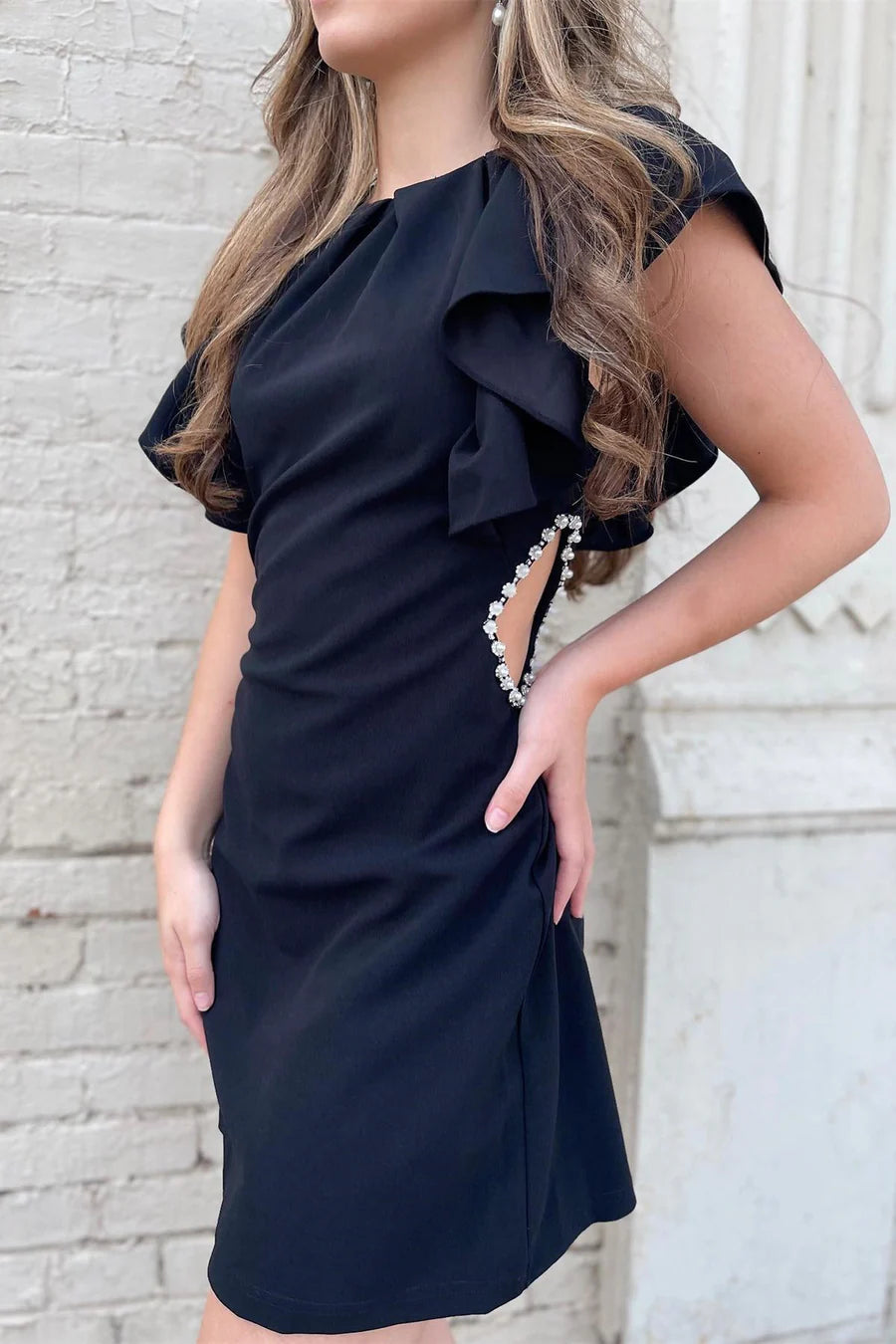Vestido corto de fiesta con escote halter y perlas